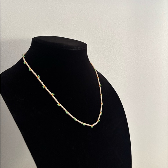 Elegant Beaded Necklace in Cream and Green - Picture 4 of 6